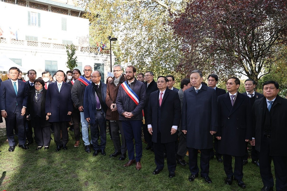 Thủ tướng Phạm Minh Chính và Đoàn đại biểu cấp cao Việt Nam tới đặt hoa, thành kính tưởng nhớ Bác Hồ trước Tượng đài Chủ tịch Hồ Chí Minh ở Công viên Montreau. (Ảnh: Dương Giang/TTXVN)