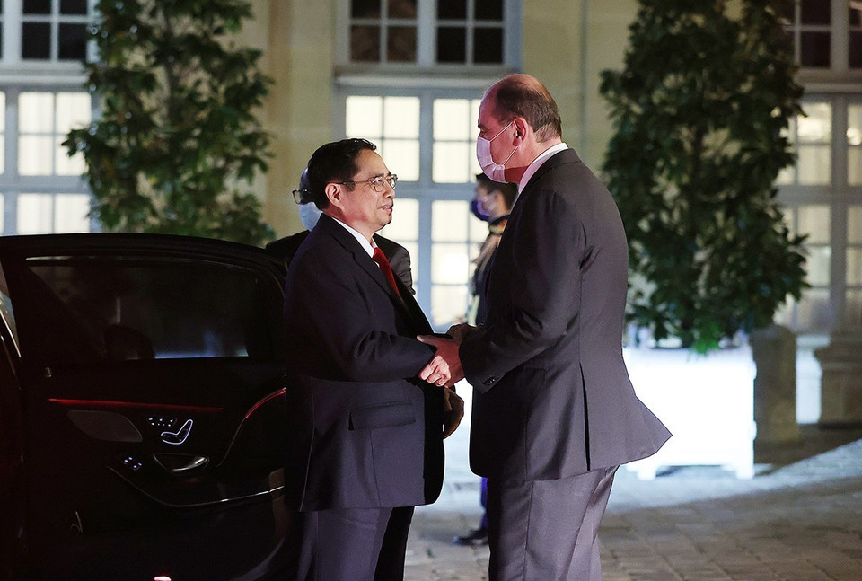 Thủ tướng Pháp Jean Castex bắt tay Thủ tướng Phạm Minh Chính. (Ảnh: Dương Giang/TTXVN)