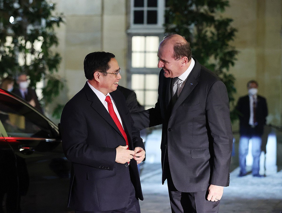 Thủ tướng Pháp Jean Castex đón Thủ tướng Phạm Minh Chính. (Ảnh: Dương Giang/TTXVN)