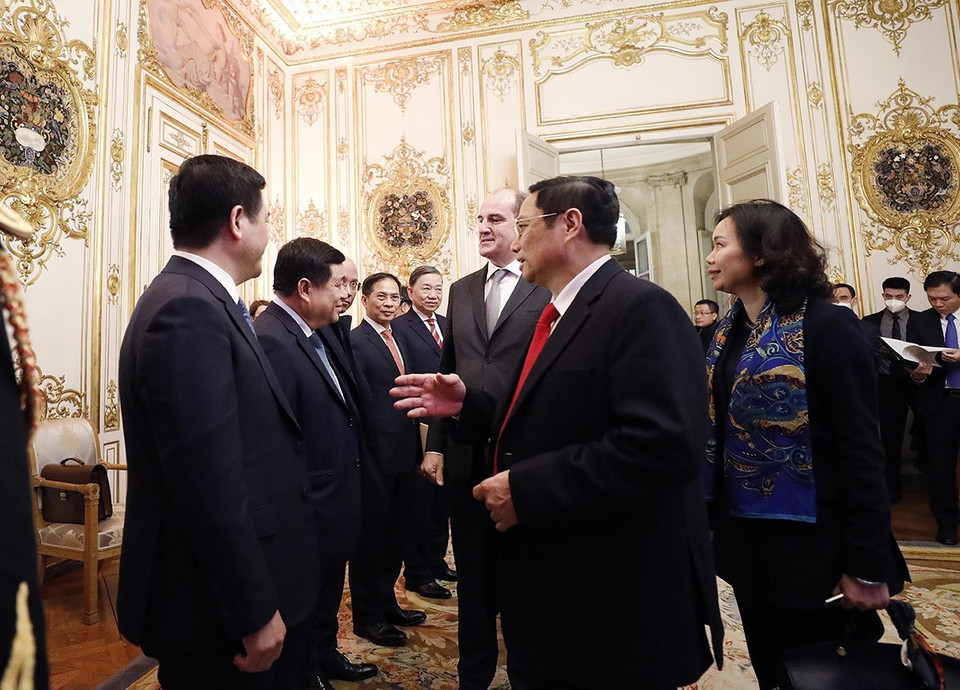 Thủ tướng Phạm Minh Chính giới thiệu với Thủ tướng Pháp Jean Castex thành viên chính thức Đoàn cấp cao Việt Nam. (Ảnh: Dương Giang/TTXVN)