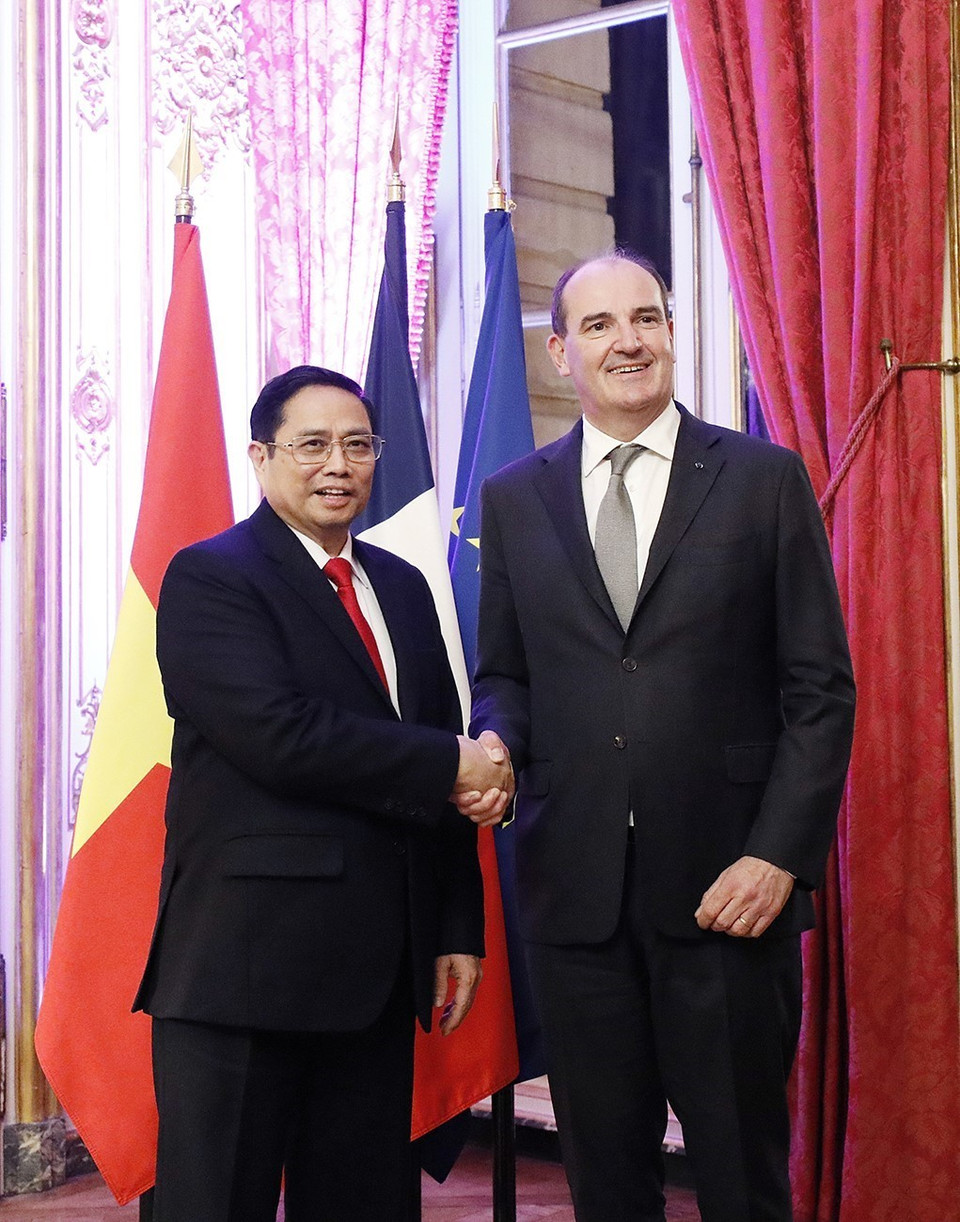 Thủ tướng Pháp Jean Castex và Thủ tướng Phạm Minh Chính chụp ảnh chung. (Ảnh: Dương Giang/TTXVN)