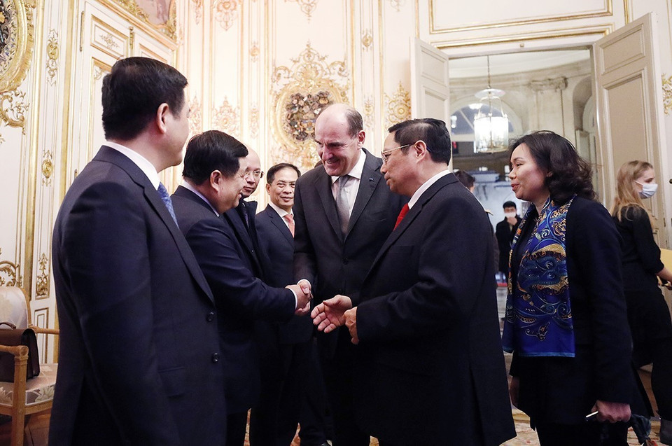 Thủ tướng Phạm Minh Chính giới thiệu với Thủ tướng Pháp Jean Castex thành viên chính thức Đoàn cấp cao Việt Nam. (Ảnh: Dương Giang/TTXVN)