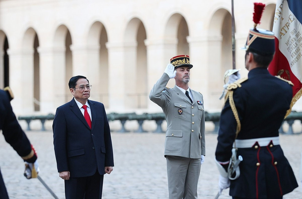 Thủ tướng Phạm Minh Chính duyệt Đội danh dự tại Lễ đón chính thức. (Ảnh: Dương Giang/TTXVN)