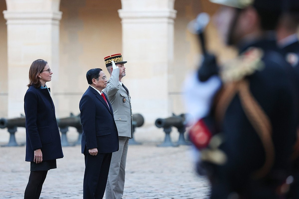 Thủ tướng Phạm Minh Chính duyệt Đội danh dự tại Lễ đón chính thức. (Ảnh: Dương Giang/TTXVN)