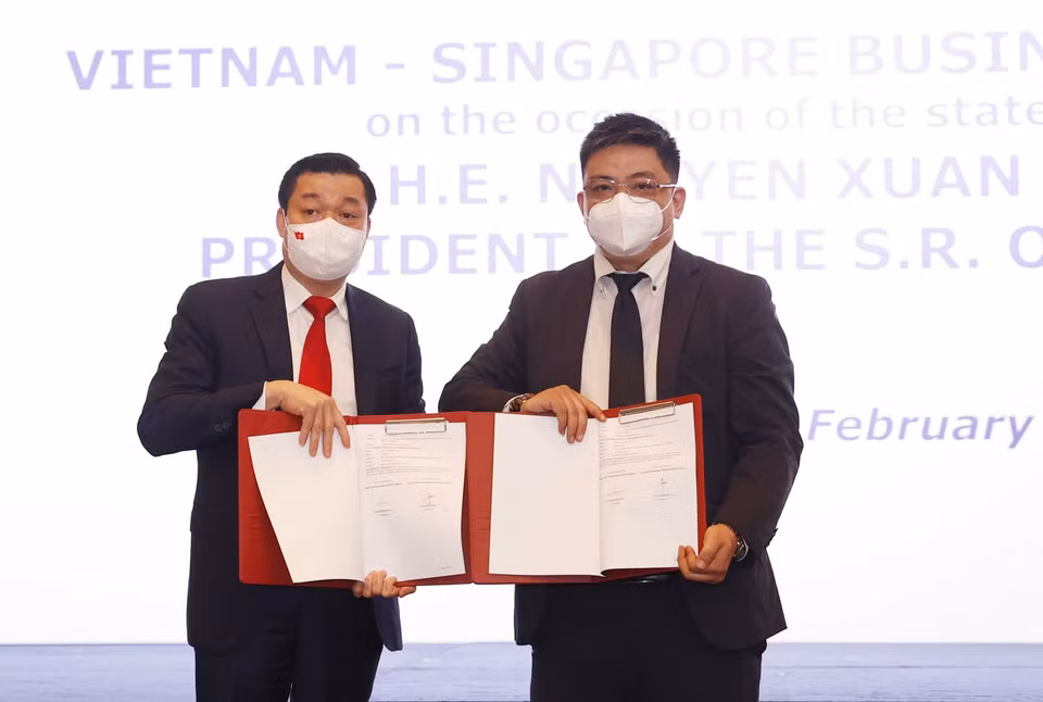 Doanh nghiệp hai nước trao đổi các hợp đồng, thỏa thuận hợp tác tại cuộc Đối thoại doanh nghiệp Việt Nam-Singapore. (Ảnh: Thống Nhất/TTXVN)