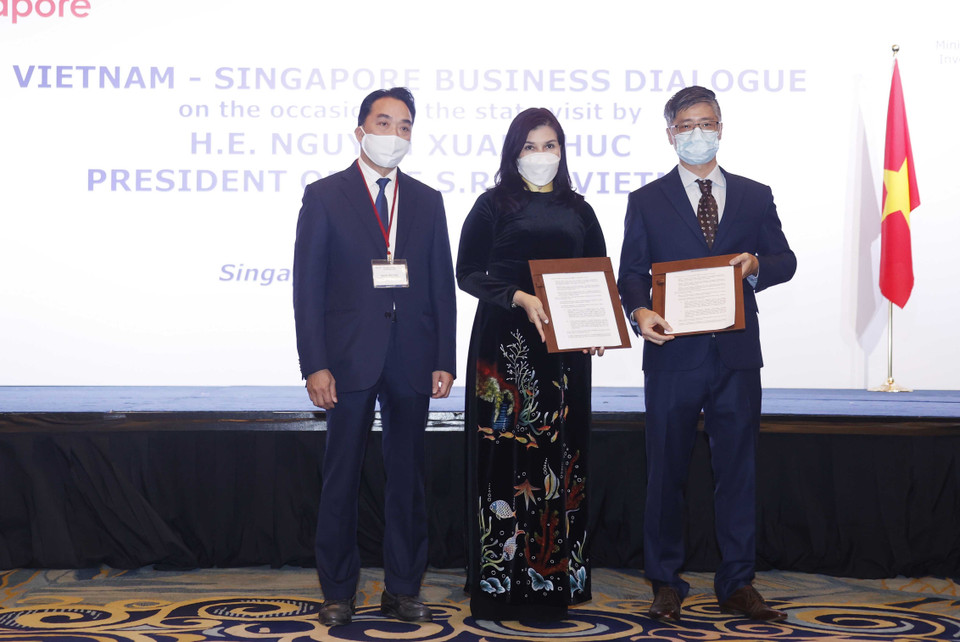 Doanh nghiệp hai nước trao đổi các hợp đồng, thỏa thuận hợp tác tại cuộc Đối thoại doanh nghiệp Việt Nam-Singapore. (Ảnh: Thống Nhất/TTXVN)
