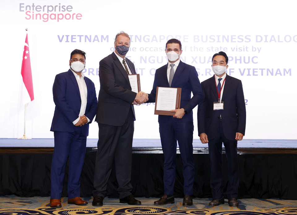 Doanh nghiệp hai nước trao đổi các hợp đồng, thỏa thuận hợp tác tại cuộc Đối thoại doanh nghiệp Việt Nam-Singapore. (Ảnh: Thống Nhất/TTXVN)