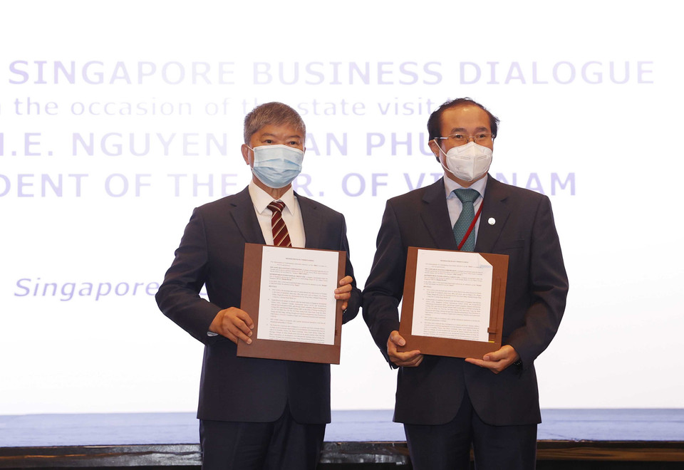 Doanh nghiệp hai nước trao đổi các hợp đồng, thỏa thuận hợp tác tại cuộc Đối thoại doanh nghiệp Việt Nam-Singapore. (Ảnh: Thống Nhất/TTXVN)