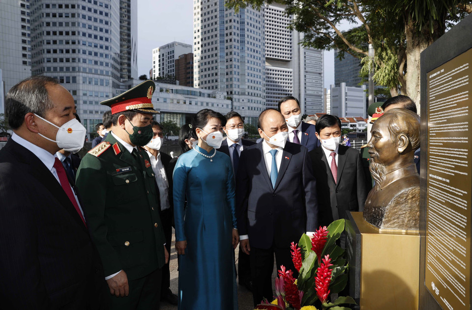 Chủ tịch nước Nguyễn Xuân Phúc và phu nhân cùng đoàn cấp cao Việt Nam đến dâng hoa tại Tượng đài Chủ tịch Hồ Chí Minh ở Singapore. (Ảnh: Thống Nhất/TTXVN)