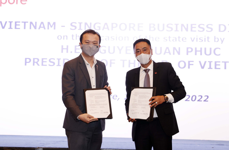 Doanh nghiệp hai nước trao đổi các hợp đồng, thỏa thuận hợp tác tại cuộc Đối thoại doanh nghiệp Việt Nam-Singapore. (Ảnh: Thống Nhất/TTXVN)