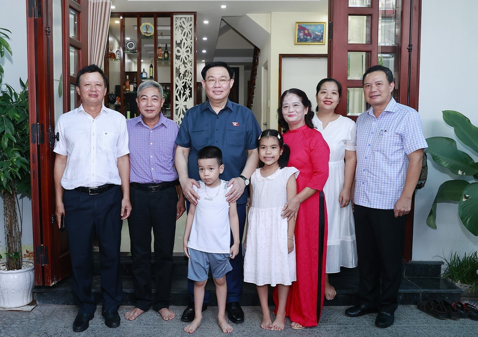 Chủ tịch Quốc hội Vương Đình Huệ thăm, tặng quà thương binh Trần Bá Lưu, bệnh binh 71%, đi B bảo vệ Khu ủy Khu 5, giải phóng miền Nam sân bay Đà Nẵng, quân tình nguyện Việt Nam tại Lào 10 tại 3 miền Bắc-Trung-Nam Lào. (Ảnh: Doãn Tấn/TTXVN)(Ảnh: Doãn Tấn/TTXVN)