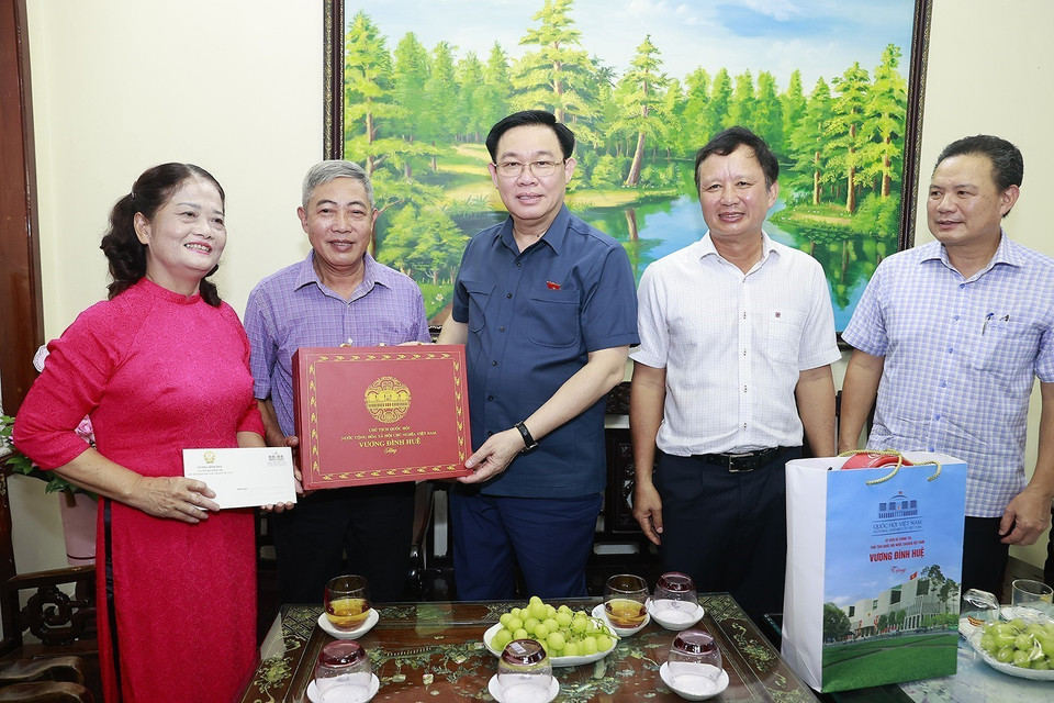 Chủ tịch Quốc hội Vương Đình Huệ thăm, tặng quà thương binh Trần Bá Lưu, bệnh binh 71%, trong thời kỳ kháng chiến đã tham gia bảo vệ Khu ủy Khu 5, giải phóng miền Nam, tham gia quân tình nguyện Việt Nam tại Lào. (Ảnh: Doãn Tấn/TTXVN)