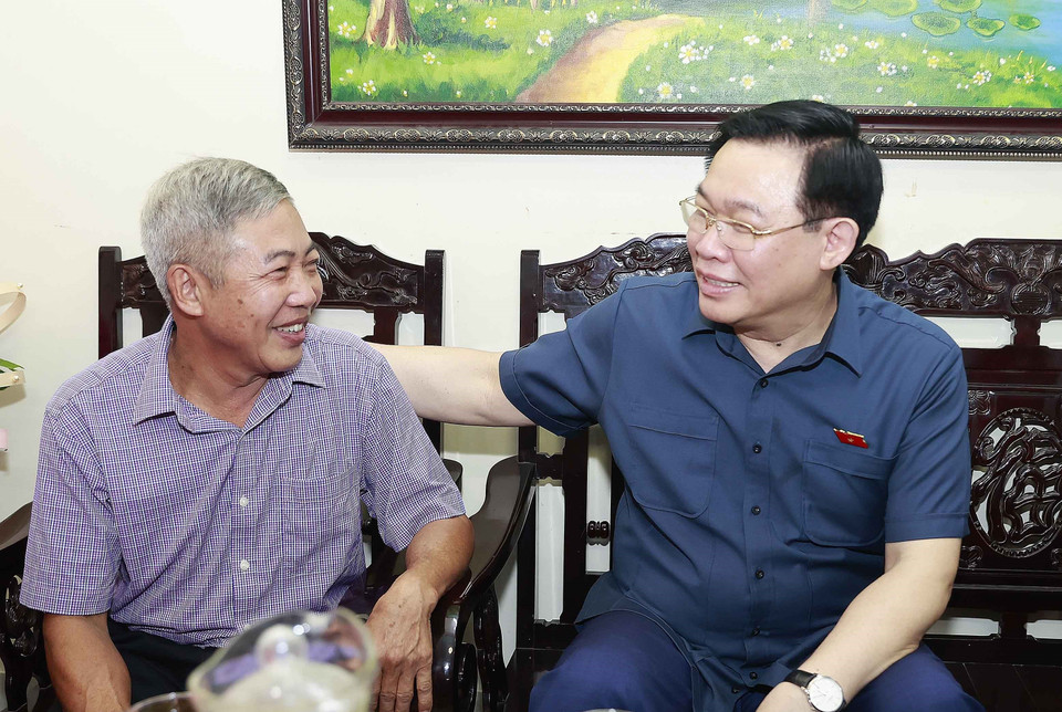 Chủ tịch Quốc hội Vương Đình Huệ thăm, tặng quà thương binh Trần Bá Lưu, bệnh binh 71%, đi B bảo vệ Khu ủy Khu 5, giải phóng miền Nam sân bay Đà Nẵng, quân tình nguyện Việt Nam tại Lào 10 tại 3 miền Bắc-Trung-Nam Lào. (Ảnh: Doãn Tấn/TTXVN)(Ảnh: Doãn Tấn/TTXVN)