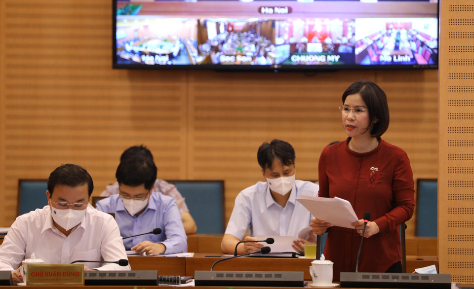 Giám đốc Sở Y tế Hà Nội Trần Thị Nhị Hà báo cáo tại cuộc họp. (Ảnh: Văn Điệp/TTXVN)