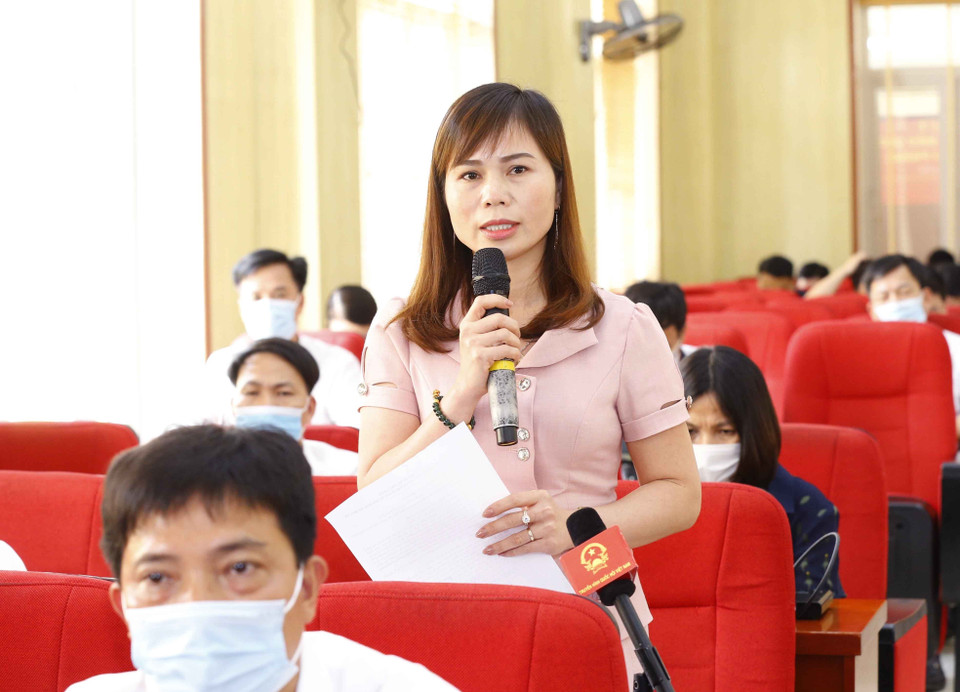 Bà Phạm Thị Xuân, cử tri huyện Tiên Lãng kiến nghị với những người ứng cử đại biểu Quốc hội khóa XV về việc xây dựng nông thôn mới, quan tâm đến đầu tư, hỗ trợ doanh nghiệp, bao tiêu sản phẩm nông nghiệp chất lượng cao. (Ảnh: Doãn Tấn/TTXVN)