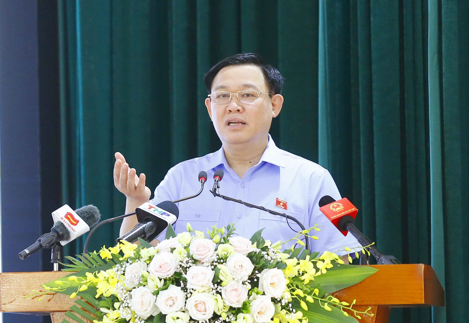 Chủ tịch Quốc hội Vương Đình Huệ trình bày chương trình hành động tại huyện Tiên Lãng. (Ảnh: Doãn Tấn/TTXVN)