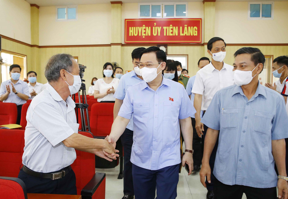 Chủ tịch Quốc hội Vương Đình Huệ tiếp xúc cử tri huyện Tiên Lãng. (Ảnh: Doãn Tấn/TTXVN)