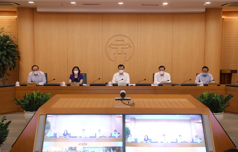 Thường trực Thành ủy Hà Nội chủ trì buổi làm việc. (Ảnh: Văn Điệp/TTXVN)