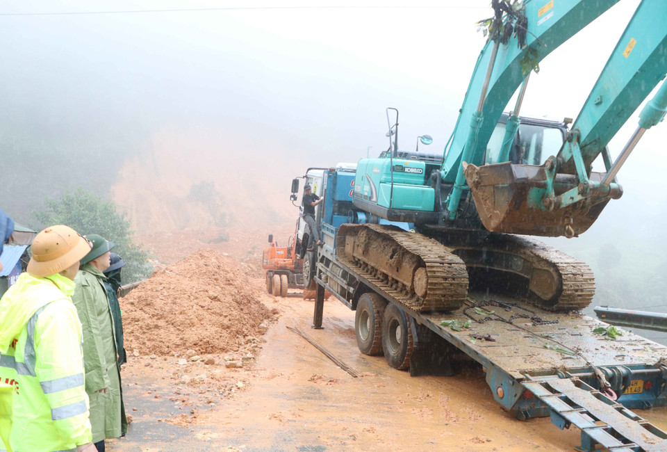 Sở Giao thông vận tải tỉnh Lai Châu huy động thêm nhân lực, máy móc để giải quyết điểm sạt lở tại quốc lộ 4D. (Ảnh: Nguyễn Oanh/TTXVN)