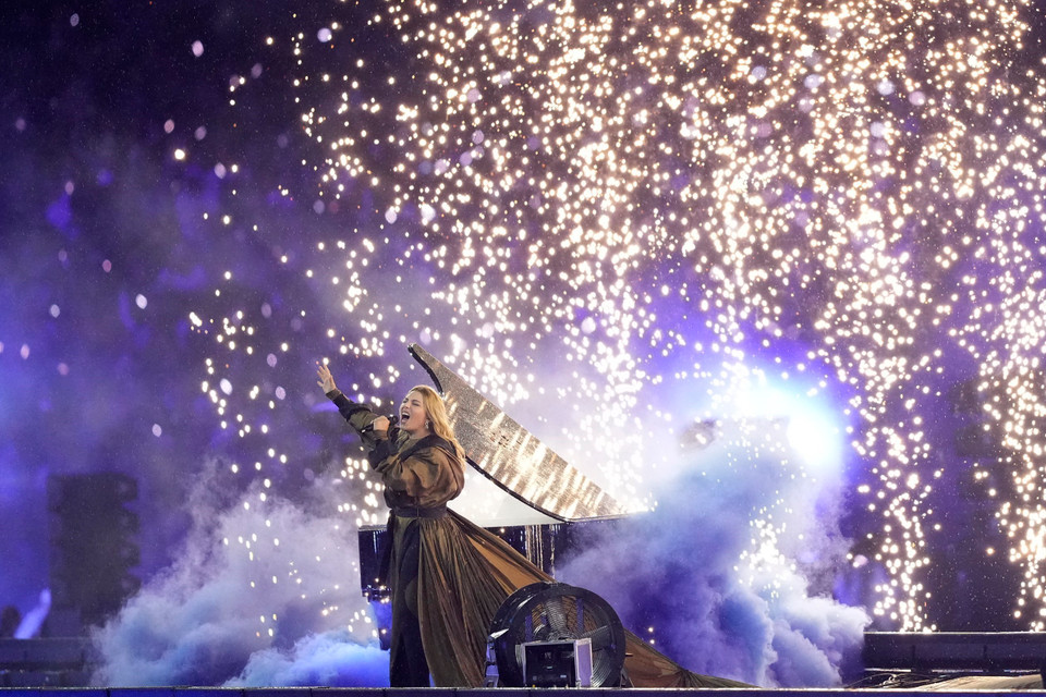 Nghệ sỹ biểu diễn tại Lễ bế mạc Paralympic Paris 2024 ở Paris, Pháp tối 8/9. (Ảnh: THX/TTXVN)