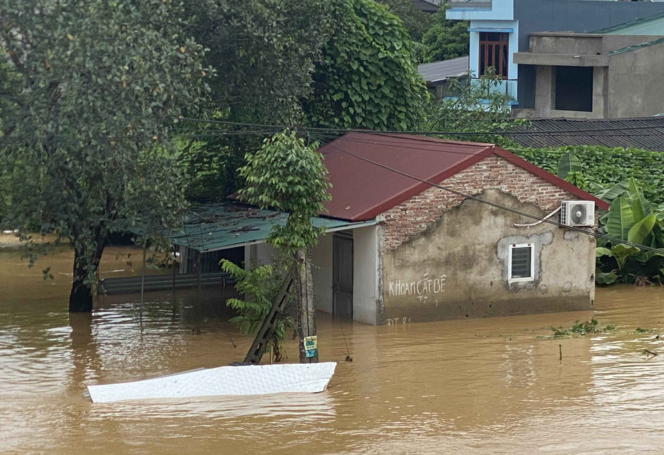 Nhiều ngôi nhà gần bờ sông ở khu vực thành phố Cao Bằng bị ngập sâu trong nước. (Ảnh: TTXVN phát)