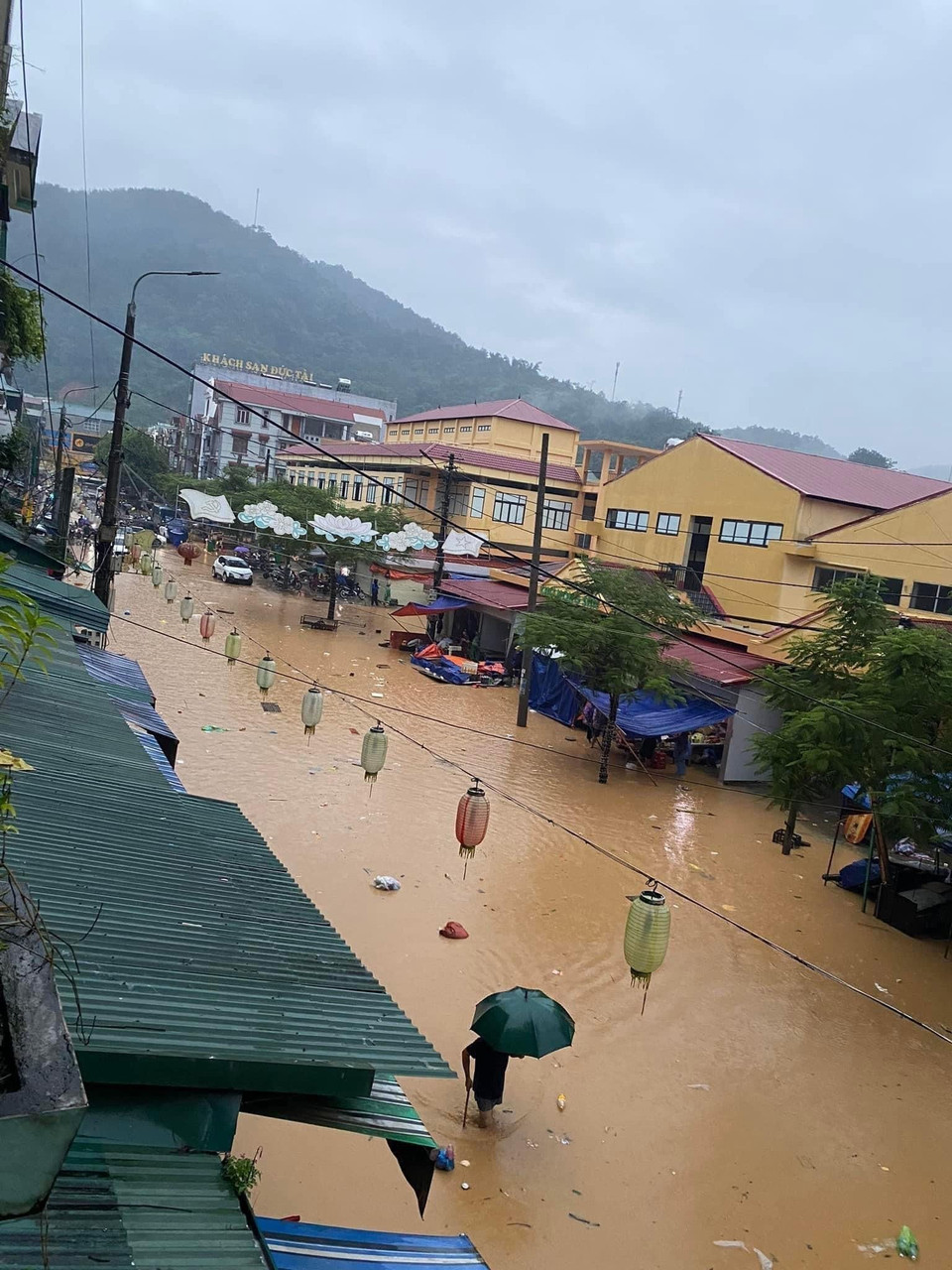 Chợ huyện Bảo Lạc, huyện Bảo Lạc, ngập trong nước lũ. (Ảnh: TTXVN phát)