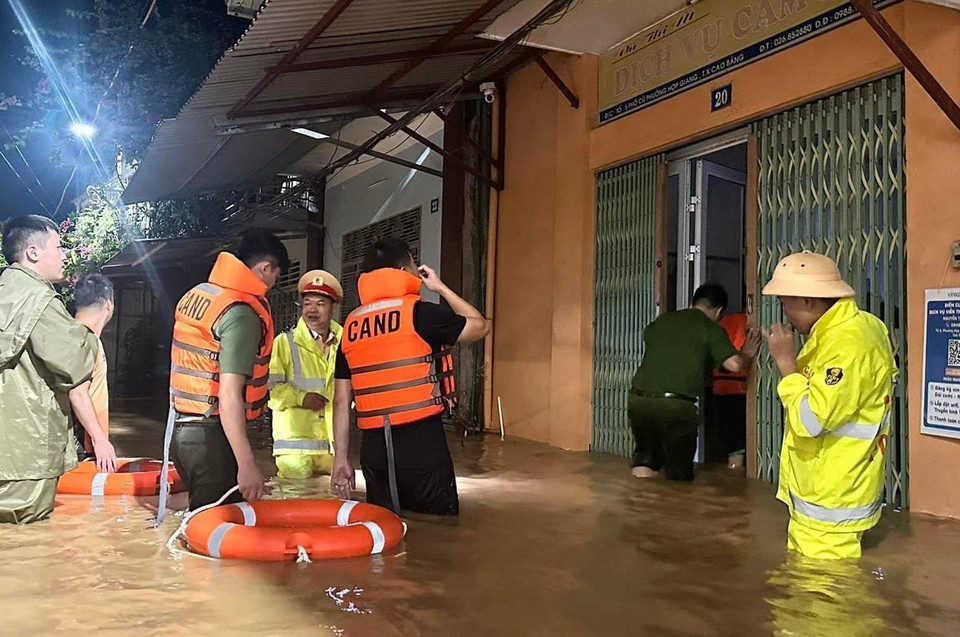 Công an thành phố Cao Bằng giúp người dân sơ tán tài sản đến nơi an toàn trong đêm 8/9. (Ảnh: TTXVN phát)