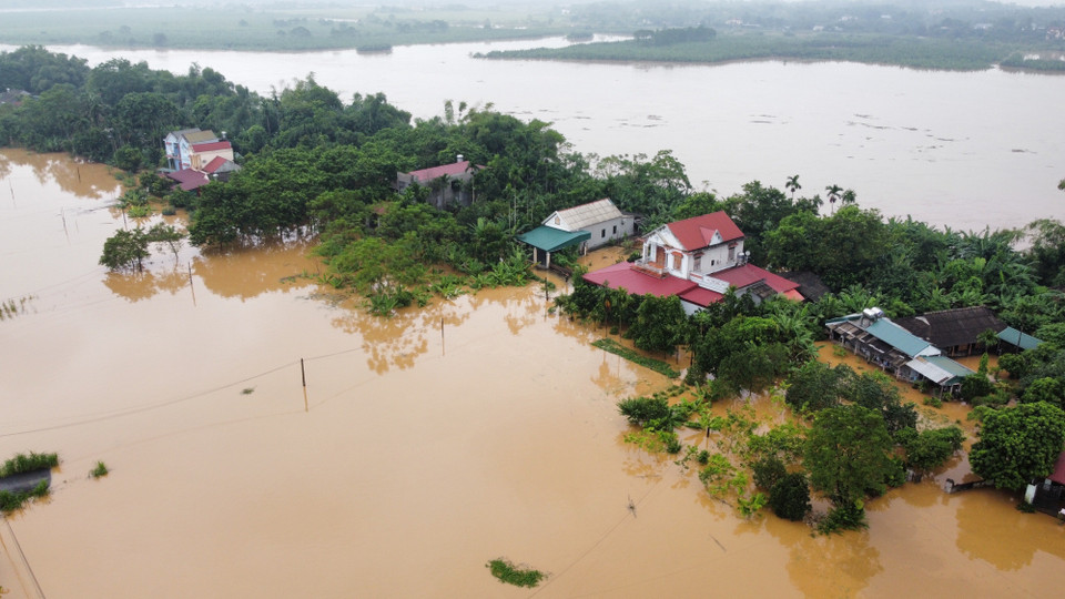 Lũ sông Hồng dâng cao khiến hàng chục hộ dân ở xã Hiền Hương (huyện Hạ Hòa, tỉnh Phú Thọ) bị cô lập. (Ảnh: Tạ Toàn/TTXVN)