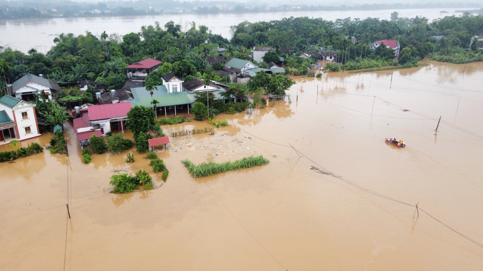 Lũ sông Hồng dâng cao khiến hàng chục hộ dân ở xã Hiền Hương (huyện Hạ Hòa, tỉnh Phú Thọ) bị cô lập. (Ảnh: Tạ Toàn/TTXVN)