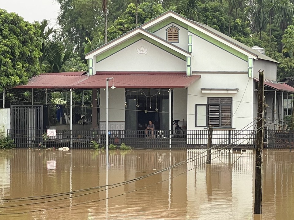 Nước sông Hồng dâng cao khiến hàng chục hộ dân ở xã Hiền Hương, huyện Hạ Hòa bị cô lập. (Ảnh: Tạ Toàn/TTXVN)
