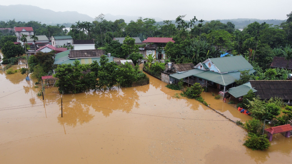 Nhiều hộ dân xã Hiền Lương bị ngập sâu tới hơn 2m. (Ảnh: Tạ Toàn/TTXVN)