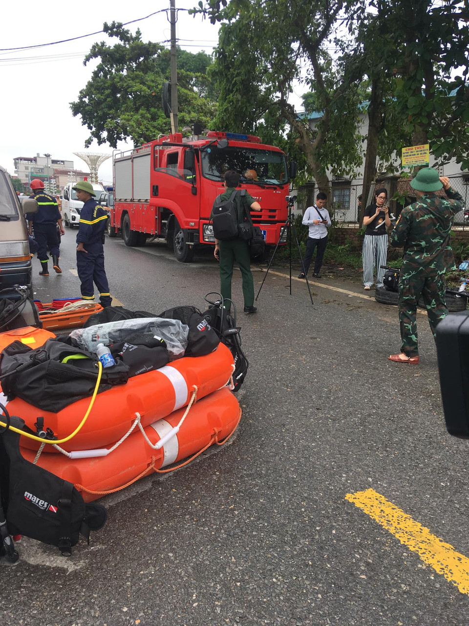 Lực lượng chức năng chuẩn bị trang thiết bị sẵn sàng thực hiện tìm kiếm, cứu nạn các nạn nhân vụ sập cầu Phong Châu. (Ảnh: Vietnam+)