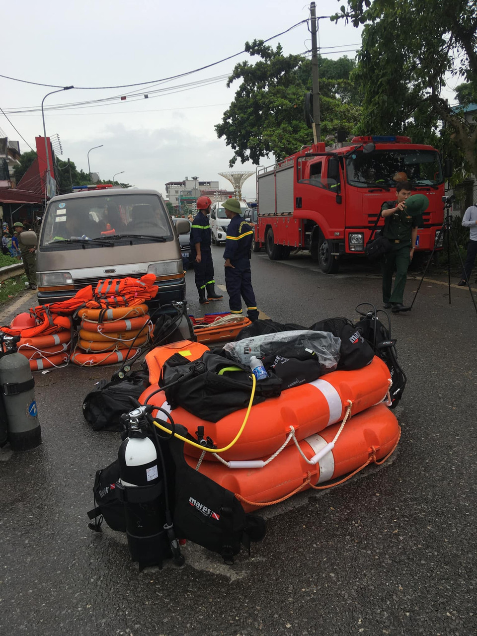 Lực lượng chức năng sẵn sàng thực hiện tìm kiếm, cứu nạn các nạn nhân vụ sập cầu Phong Châu. (Ảnh: Vietnam+)