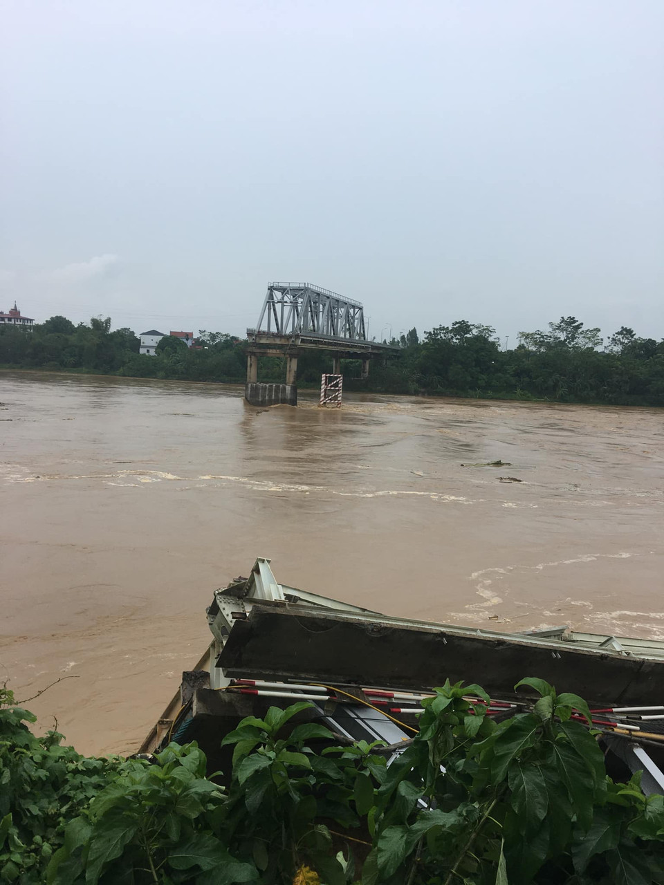 Hiện trường cầu Phong Châu bị sập. (Ảnh: Vietnam+)