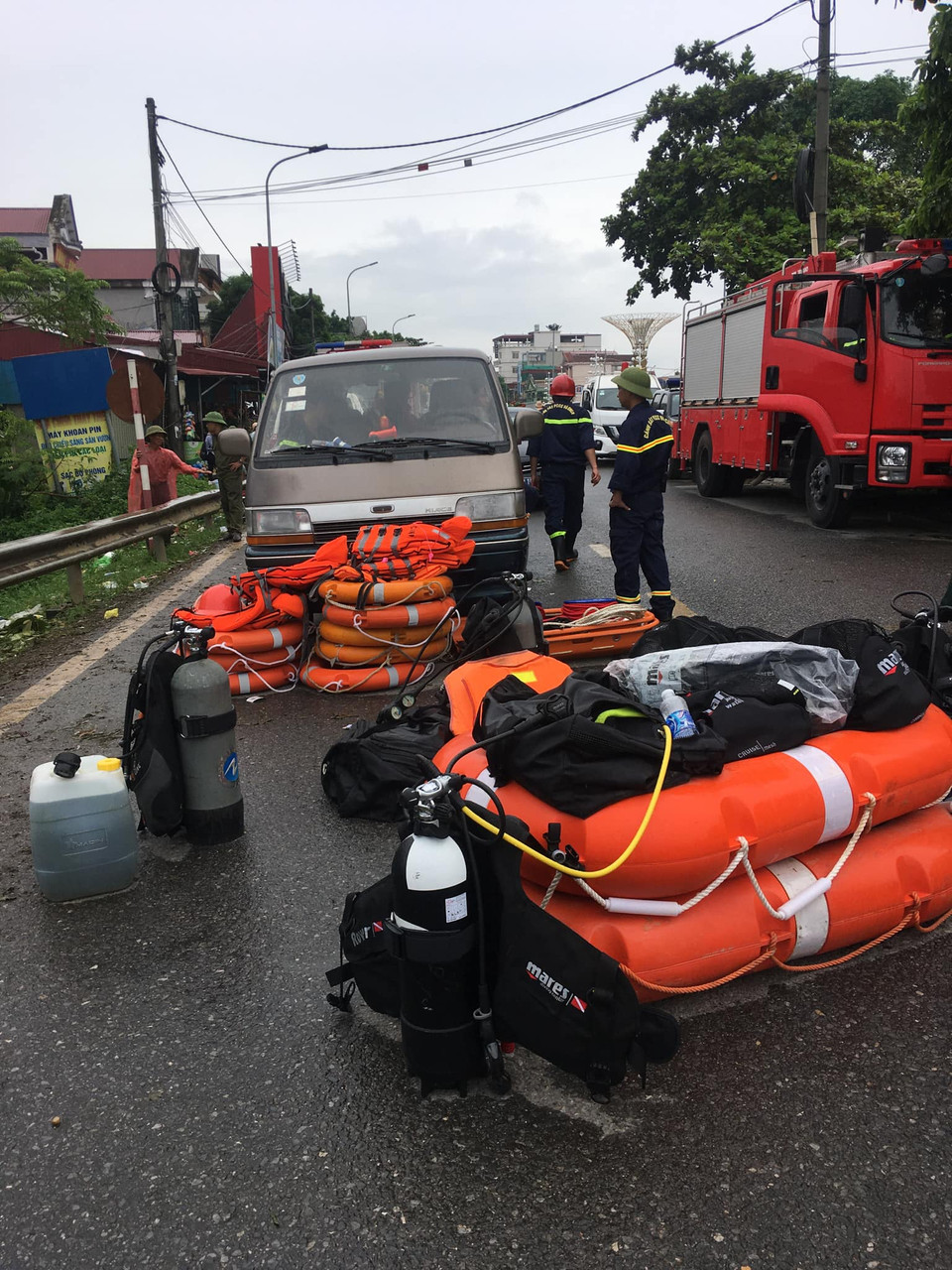 Sẵn sàng tìm kiếm, cứu nạn các nạn nhân. (Ảnh: Vietnam+)