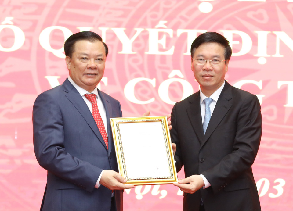 Ông Võ Văn Thưởng, Ủy viên Bộ Chính trị, Thường trực Ban Bí thư trao Quyết định của Bộ Chính trị phân công ông Đinh Tiến Dũng giữ chức Bí thư Thành ủy Hà Nội. (Ảnh: Văn Điệp/TTXVN)
