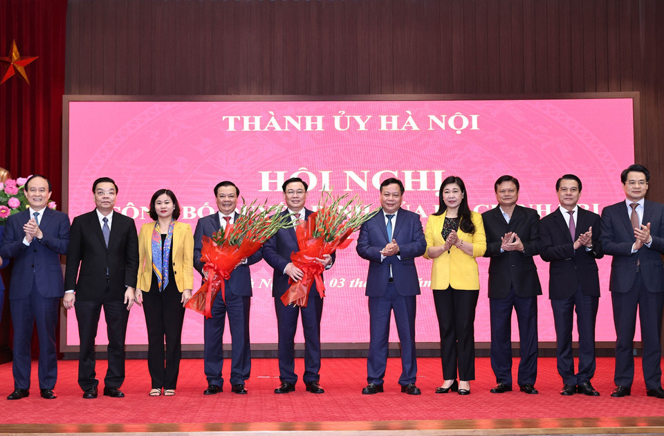 Chủ tịch Quốc hội Vương Đình Huệ, Bí thư Thành ủy Hà Nội Đinh Tiến Dũng và các lãnh đạo chủ chốt thành phố Hà Nội. (Ảnh: Trọng Đức/TTXVN)