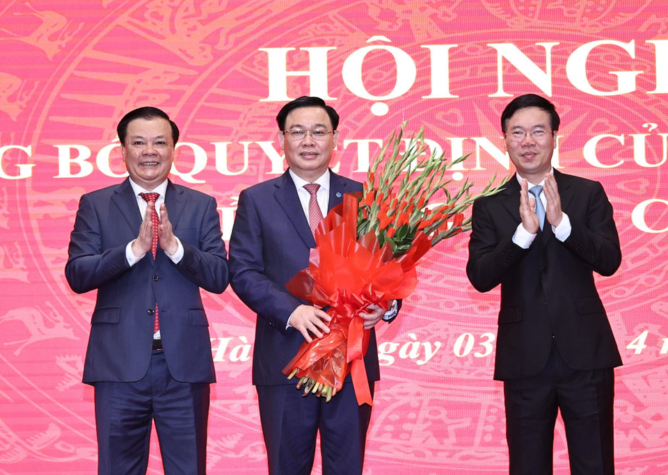 Ông Võ Văn Thưởng, Ủy viên Bộ Chính trị, Thường trực Ban Bí thư và ông Đinh Tiến Dũng tặng hoa Chủ tịch Quốc hội Vương Đình Huệ. (Ảnh: Trọng Đức/TTXVN)