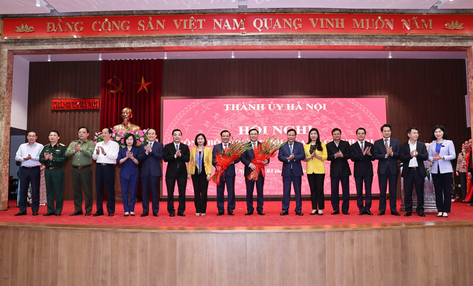 Chủ tịch Quốc hội Vương Đình Huệ, Bí thư Thành ủy Hà Nội Đinh Tiến Dũng và các đồng chí lãnh đạo chủ chốt thành phố Hà Nội. (Ảnh: Trọng Đức/TTXVN)