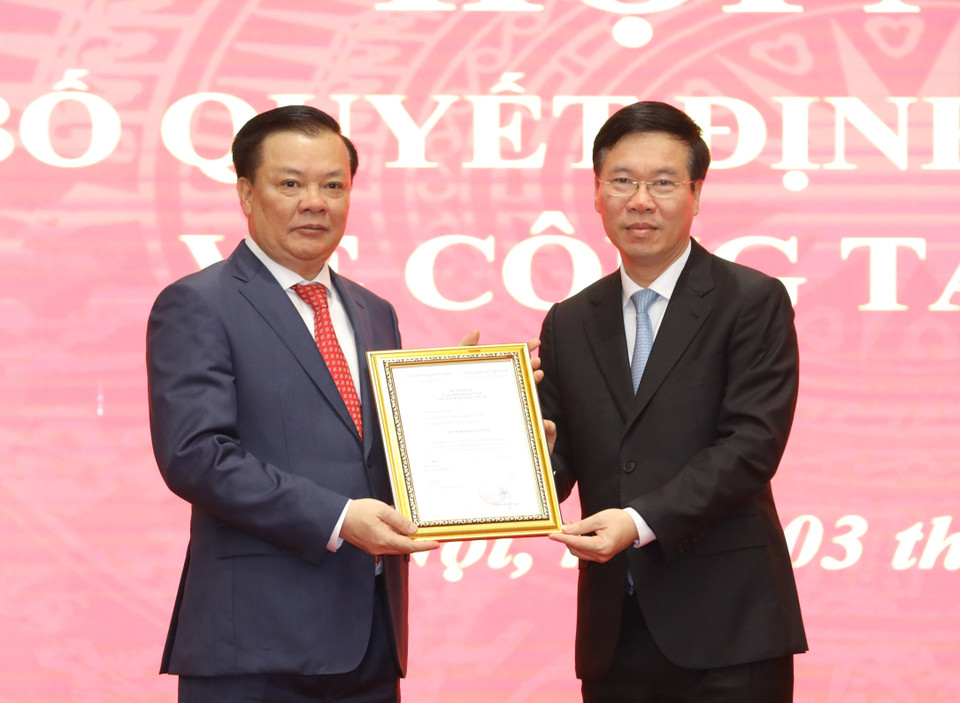 Ông Võ Văn Thưởng, Ủy viên Bộ Chính trị, Thường trực Ban Bí thư trao Quyết định của Bộ Chính trị phân công ông Đinh Tiến Dũng giữ chức Bí thư Thành ủy Hà Nội. (Ảnh: Văn Điệp/TTXVN)