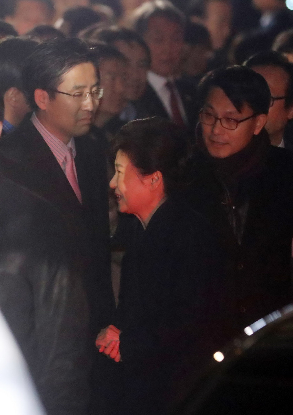 Bà Park Geun-hye (giữa) về tới nhà riêng ở Seoul ngày 12/3. (Nguồn: AFP/TTXVN)