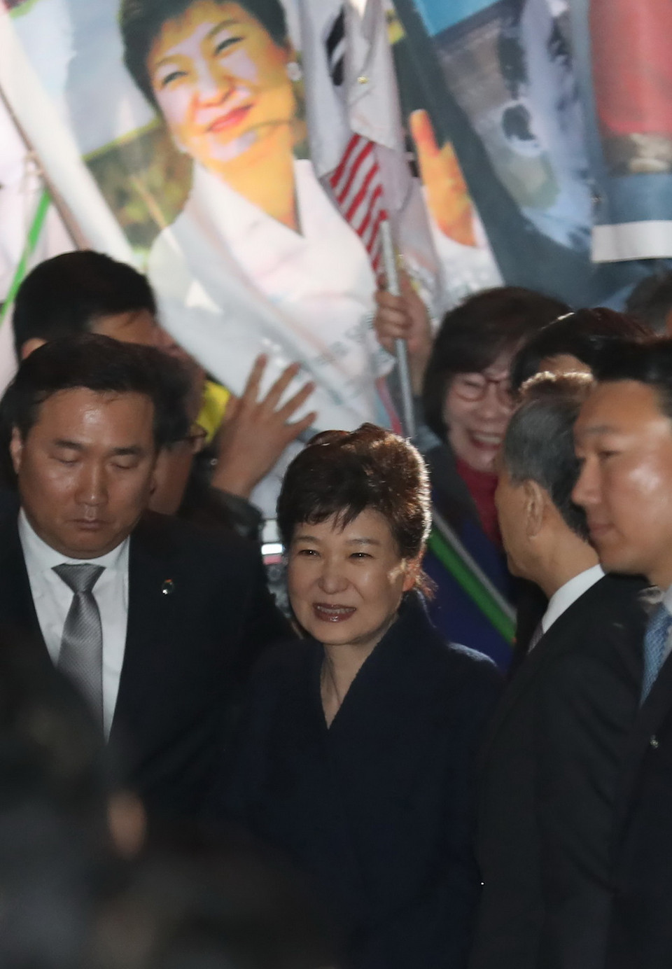 Bà Park Geun-hye (giữa) về tới nhà riêng ở Seoul ngày 12/3. (Nguồn: AFP/TTXVN)