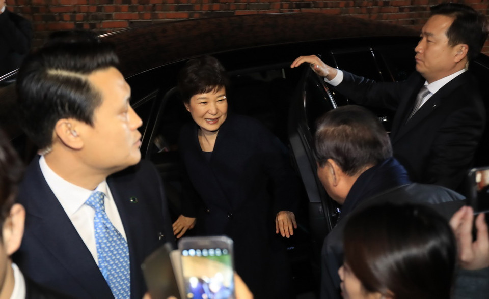 Bà Park Geun-hye (giữa) về tới nhà riêng ở Seoul ngày 12/3. (Nguồn: AFP/TTXVN)