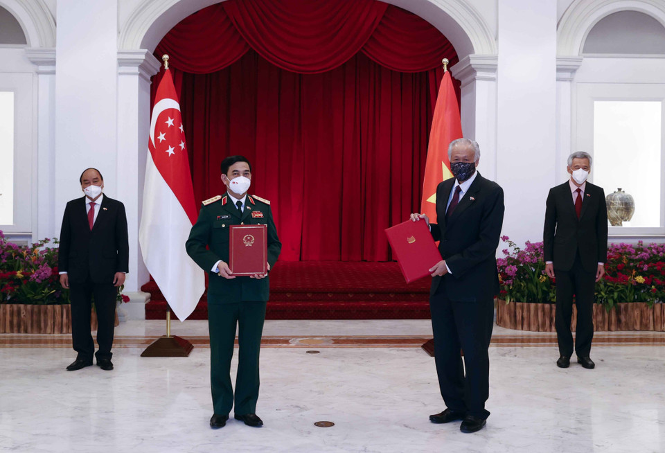 Chủ tịch nước Nguyễn Xuân Phúc với Thủ tướng Singapore Lý Hiển Long chứng kiến Lễ trao đổi thỏa thuận hợp tác giữa 2 nước. (Ảnh: Thống Nhất/TTXVN)