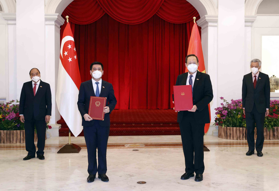 Chủ tịch nước Nguyễn Xuân Phúc với Thủ tướng Singapore Lý Hiển Long chứng kiến Lễ trao đổi thỏa thuận hợp tác giữa 2 nước. (Ảnh: Thống Nhất/TTXVN)