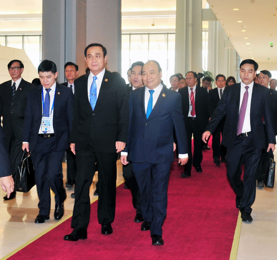 Thủ tướng Chính phủ Việt Nam Nguyễn Xuân Phúc và Thủ tướng Chính phủ Thái Lan Prayuth Chan-ocha đến dự Phiên họp kín. (Ảnh: TTXVN)