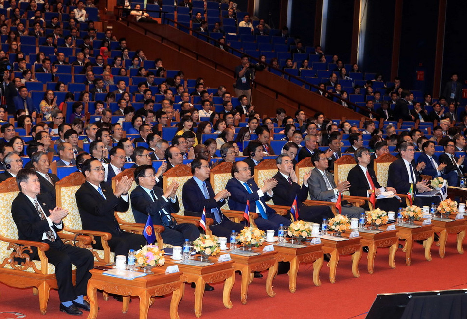 Thủ tướng Nguyễn Xuân Phúc (thứ ba từ trái sang) và các trưởng đoàn tham dự phiên họp. (Ảnh: TTXVN)