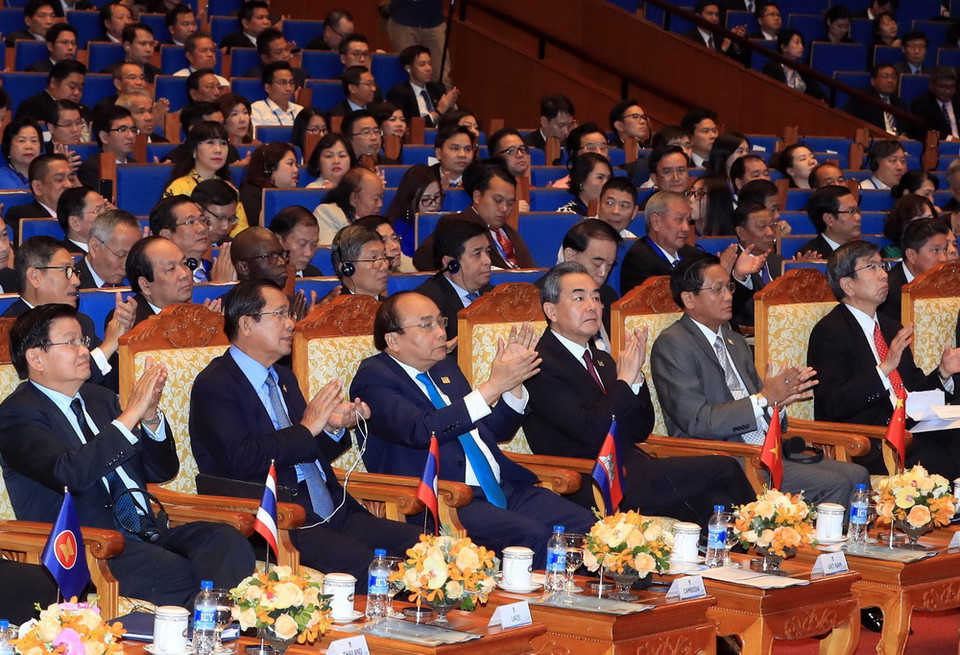 Thủ tướng Nguyễn Xuân Phúc (thứ ba từ trái sang) và các trưởng đoàn tham dự phiên họp. (Ảnh: TTXVN)