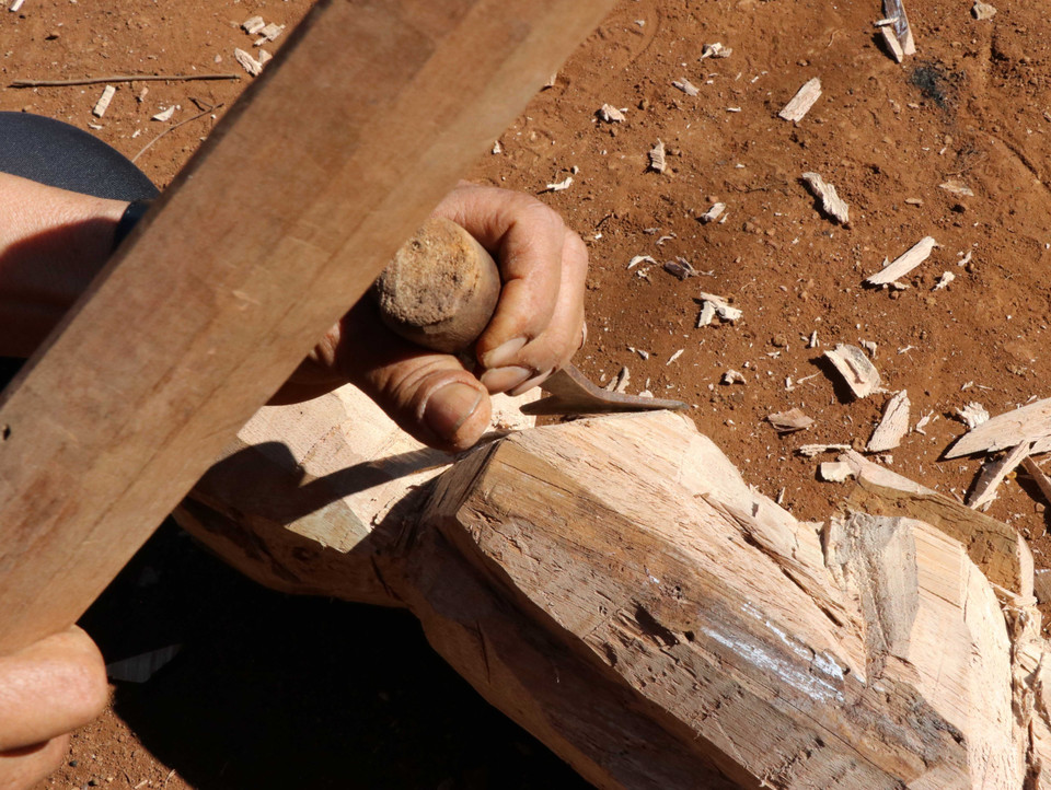 Sau khi hình khối bức tượng hoàn thành, các nghệ nhân sẽ dùng đục để đẽo những góc khuất, đường cong của bức tượng. (Ảnh: Hồng Điệp/TTXVN)