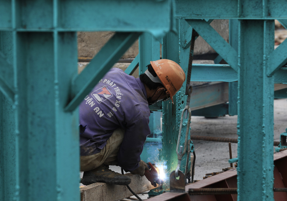 Công nhân trực làm xuyên kỳ nghỉ lễ Dương lịch 2022. (Ảnh: Hoàng Hiếu/TTXVN)